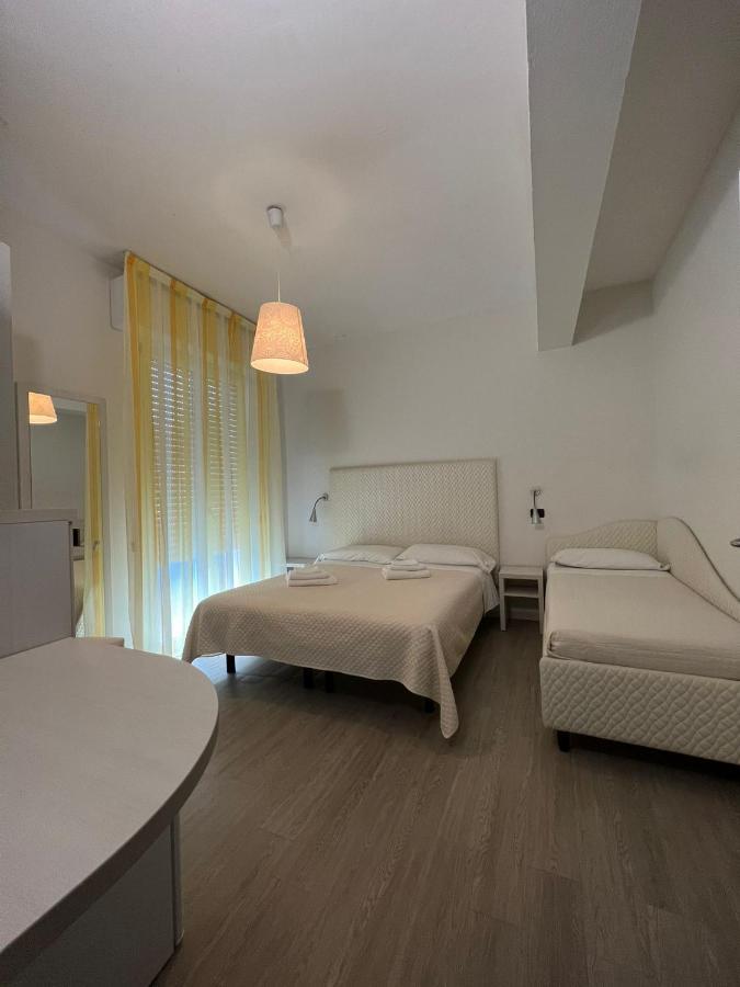 Hotel Leonardo Cesenatico Esterno foto