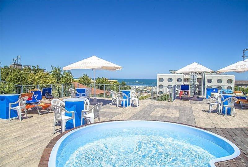 Hotel Leonardo Cesenatico Esterno foto