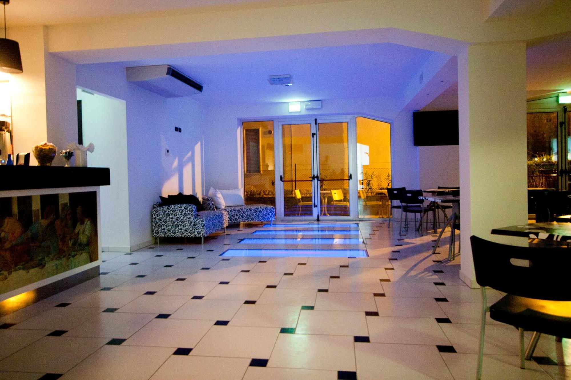 Hotel Leonardo Cesenatico Esterno foto